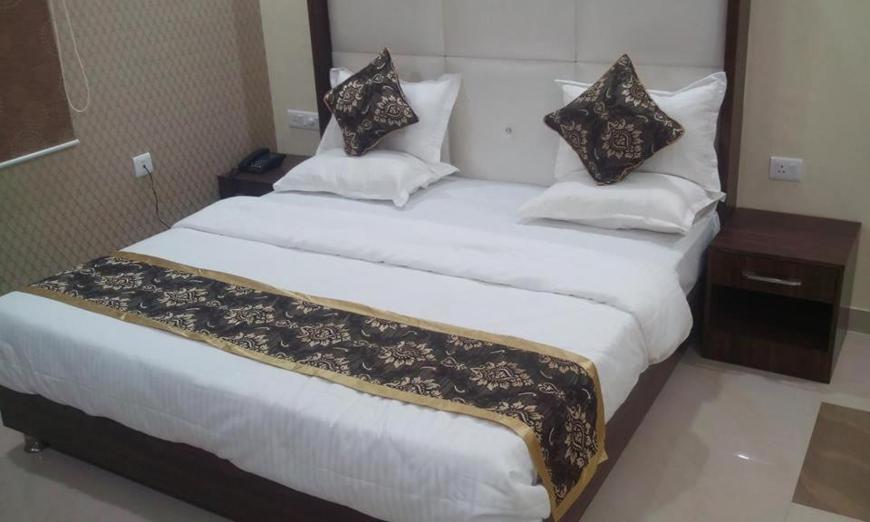 Hotel Ss Grand Lucknow Zewnętrze zdjęcie